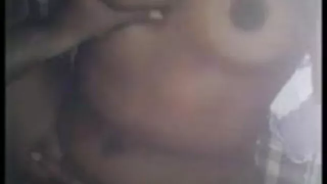 स्कर्ट पर करीना कपूर की सेक्सी वीडियो मूवी कमशॉट