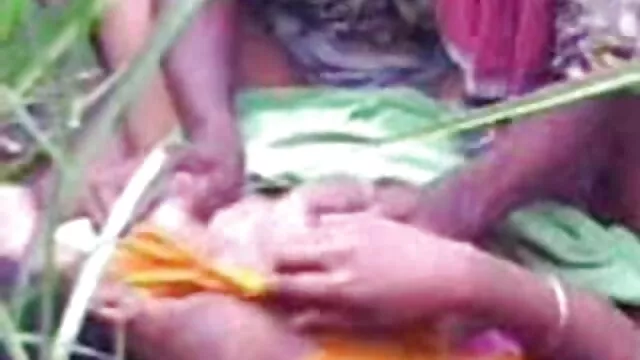 जीना गहरे में घुसा हुआ है जंगल की मूवी सेक्सी