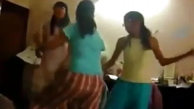 Triced ऊपर सोनम कपूर की सेक्सी मूवी Tricia उसकी गांड के साथ एक मोटा डिल्डो निगल रही थी