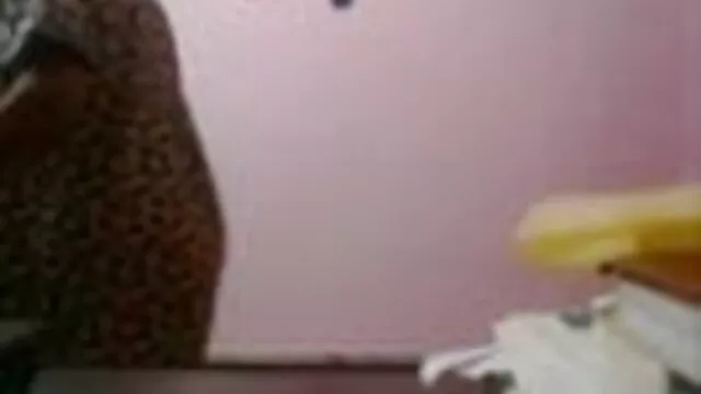 जोड़े ने सनी देओल की सेक्सी मूवी कार्यालय में कमबख्त पकड़ा