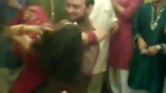 प्यारी लड़की, निपल्स - वह बिल्ली के साथ खेलता है छक्कों की सेक्सी मूवी जब तक वह cums