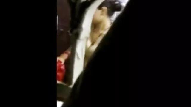 वे चुपके इंग्लिश की सेक्सी मूवी से अकेले रहते हुए चुदाई करते हैं