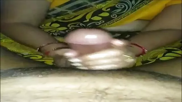 छोटे किशोर एक बड़ा डिक लेता है मिथुन की सेक्सी मूवी