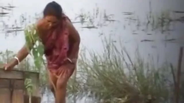 सुनहरे बालों वाली महिला उसके पिल्ला पैर बुत फिल्मी हीरोइन की सेक्सी मूवी समलैंगिक के साथ खेल रहा है
