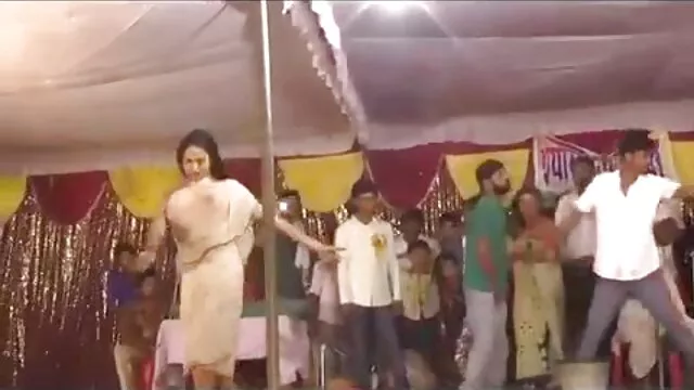सुनहरे बालों वाली रानी चटर्जी की सेक्सी मूवी सह उसके चेहरे गड़बड़ हो जाता है