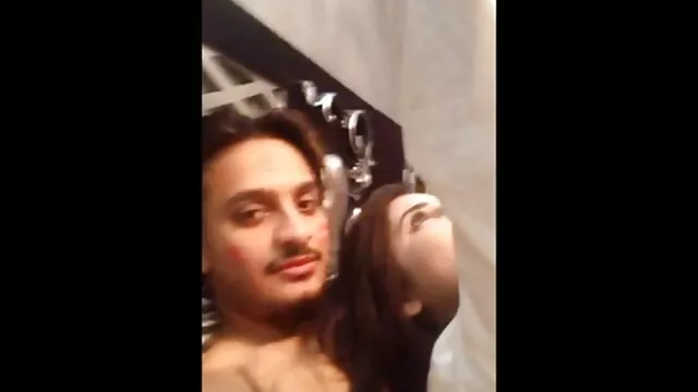 परिपक्व फूहड़ बीबीसी सेक्सी हीरोइन की सेक्सी मूवी और पति भी काम करता है