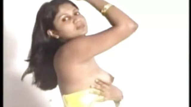 जब उसके माता-पिता सनी लियॉन की सेक्स मूवी घर नहीं हैं