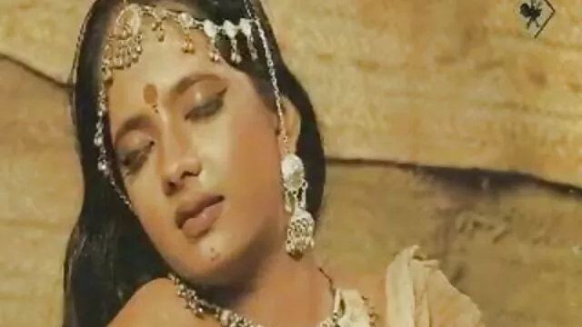 केली केज टॉयलेट में गड़बड़ हो जाता है जबकि अन्य लोग देखते करीना कपूर की सेक्सी वीडियो मूवी हैं