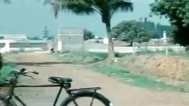 लड़की अपनी बालों बॉलीवुड की सेक्सी मूवी वाली चूत को फैलाती है और बट के छेद से खेलती है