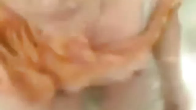 कट्टर किशोर एक राखी सावंत की सेक्सी मूवी नंगा नाच का आनंद ले रहे हैं