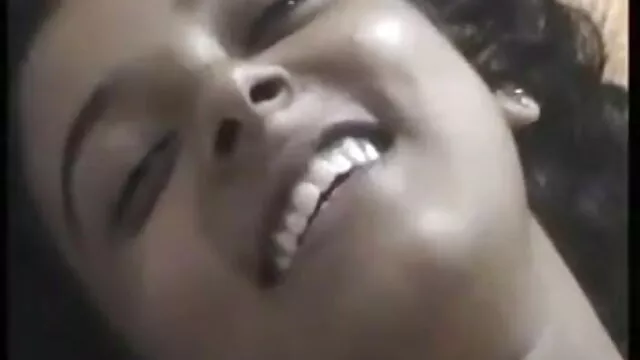 काली लड़की ने चेहरे पर चुटकी ली कैटरीना की सेक्सी मूवी