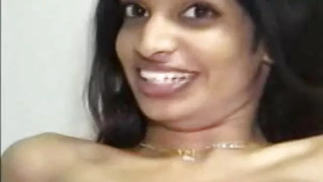 सुडौल मम्मी एंजेल और वेलेंटीना एक की सेक्सी मूवी मुर्गा साझा कर रहे हैं