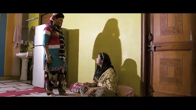 वह रानी की सेक्सी मूवी बंद हो जाता है, वह ऊब गया है