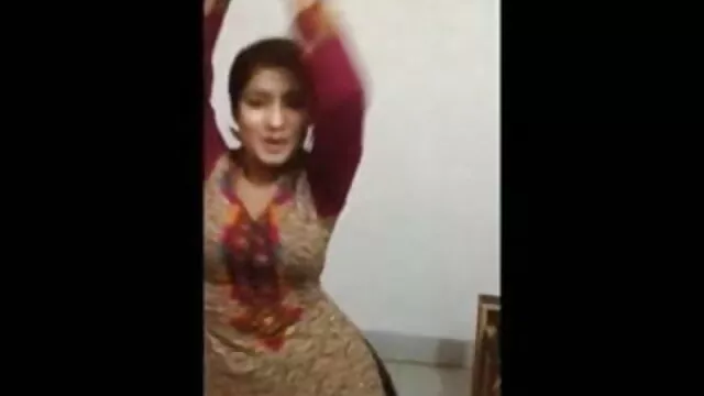 युवक के रेखा की सेक्सी मूवी साथ चश्मे में मिलाई