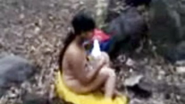 अलीना बॉलीवुड की सेक्सी मूवी ने एक सहयात्री को उठाया